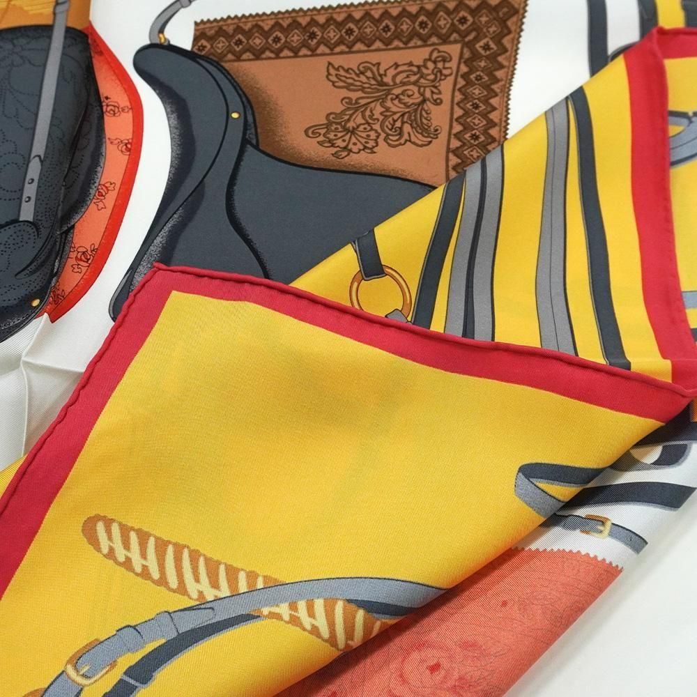 スカーフの縁(ヘム)の形です。