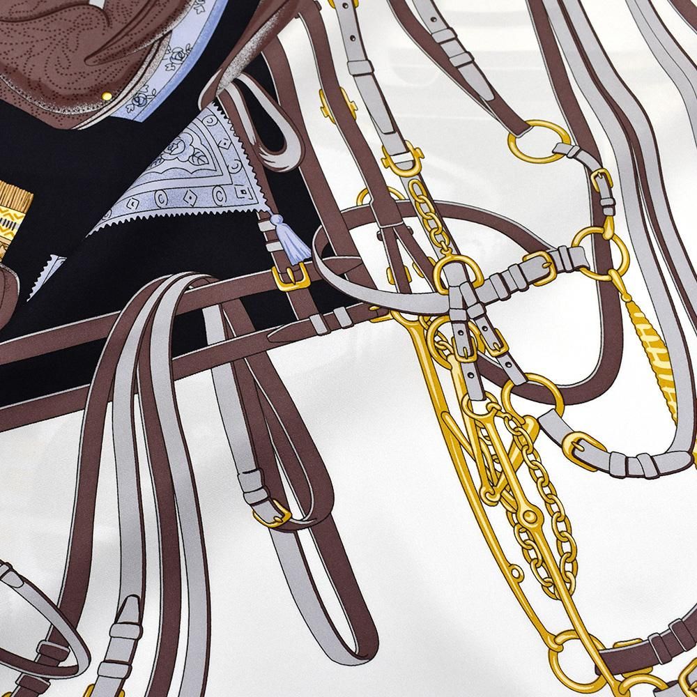 伝統横濱スカーフ鞍とベルト(CEU-068)のベージュカラーをねじり結びにした写真。