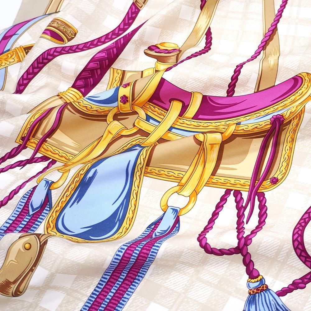 葉のグラデーションや細かい装飾が施されたスカーフですので、巻いた時の印象はとても上品に仕上がります。