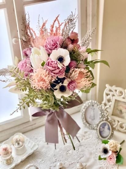 ナチュラルなペールピンクとホワイトの造花とドライフラワーの