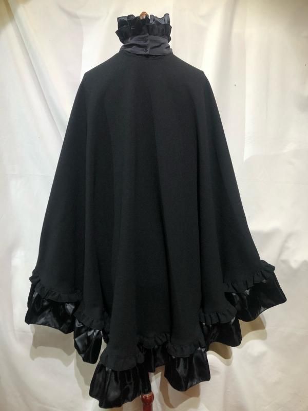 ヴァンパイアタイ付き立ち襟フリルマント：黒×黒レース - MARBLE