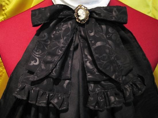 ◇受注商品◇アンティークカメオ付きボリュームフリルタイ：黒