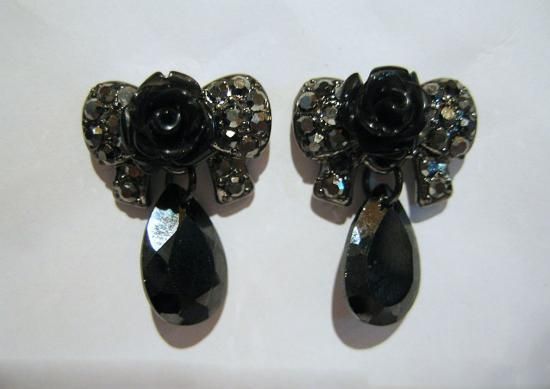 しずく付きロマンティックバラピアス：ブラックシルバーリボン