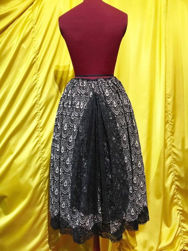 バッスルレース付きスカラップレースロングスカート：白地黒ゴシック柄