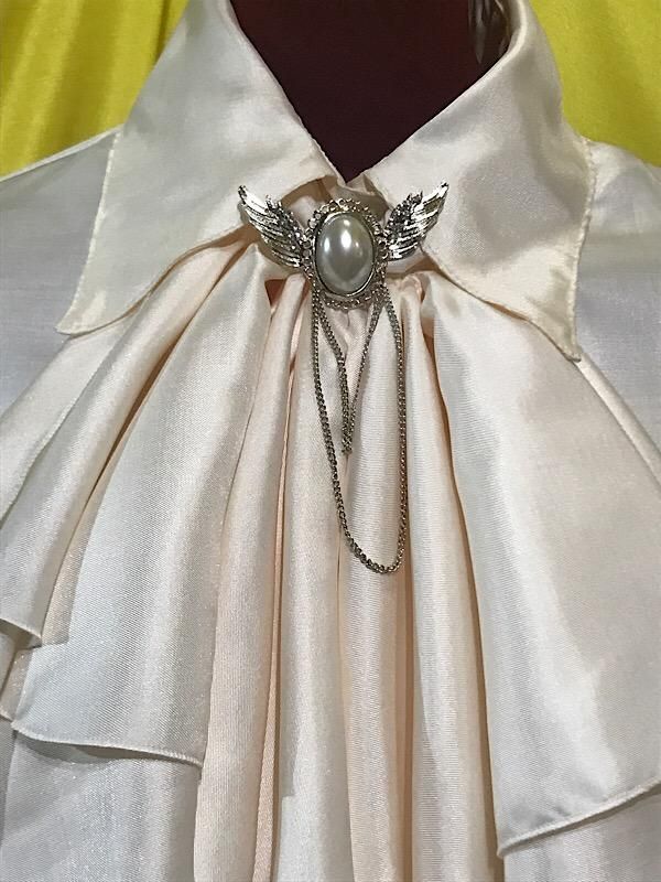 ◇受注商品◇ゴシックブローチ飾りボリュームタイ付きブラウス