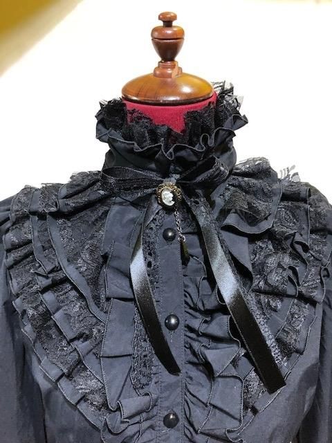 ◇受注商品◇クラシカルゴシック調立ち襟カメオブラウス：黒×黒