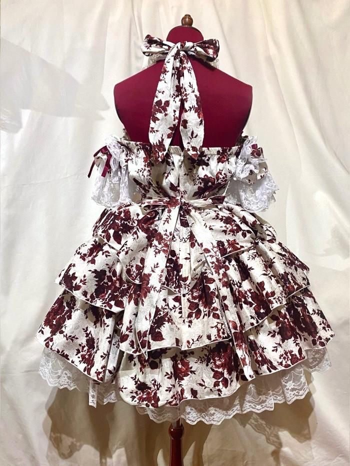 総フリルロマンティックサンドレス：白柄えんじバラ柄×えんじフリル