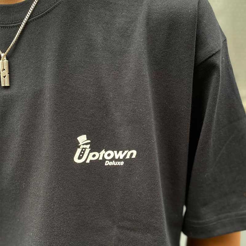 UPTOWN LOGO T-SH アップタウン ロゴ Tシャツ BLACK/WHITE