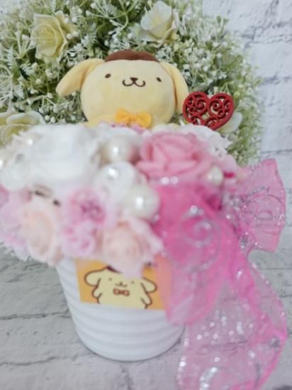 ポムポムプリンカフェ限定　花束　ストラップ ポムポムプリンが花束を抱えて24周年をお祝い♡ ポムポムプリン
