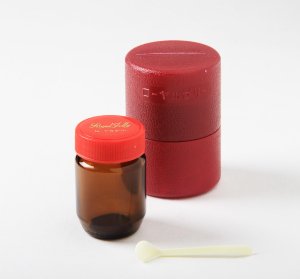ローヤルゼリー用30ｇ瓶　スプーン・ケース付 - 養蜂器具の通販サイ									ト秋田屋本店