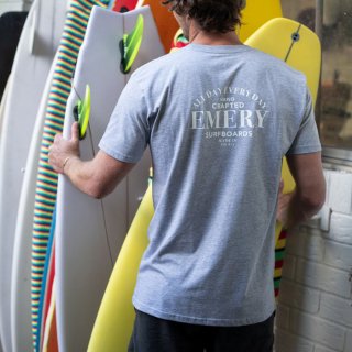 <img class='new_mark_img1' src='https://img.shop-pro.jp/img/new/icons21.gif' style='border:none;display:inline;margin:0px;padding:0px;width:auto;' />20% OFF【EMERY】SERIF Tシャツ - グレーマーブル