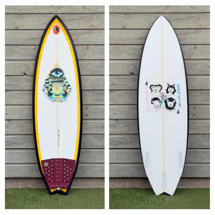 <img class='new_mark_img1' src='https://img.shop-pro.jp/img/new/icons30.gif' style='border:none;display:inline;margin:0px;padding:0px;width:auto;' /> Volcom Ozzie Art Collection – Goth Moth  5'2