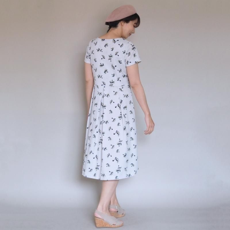 アーミッシュ風シンプルワンピース スワン柄 やや薄手の生地