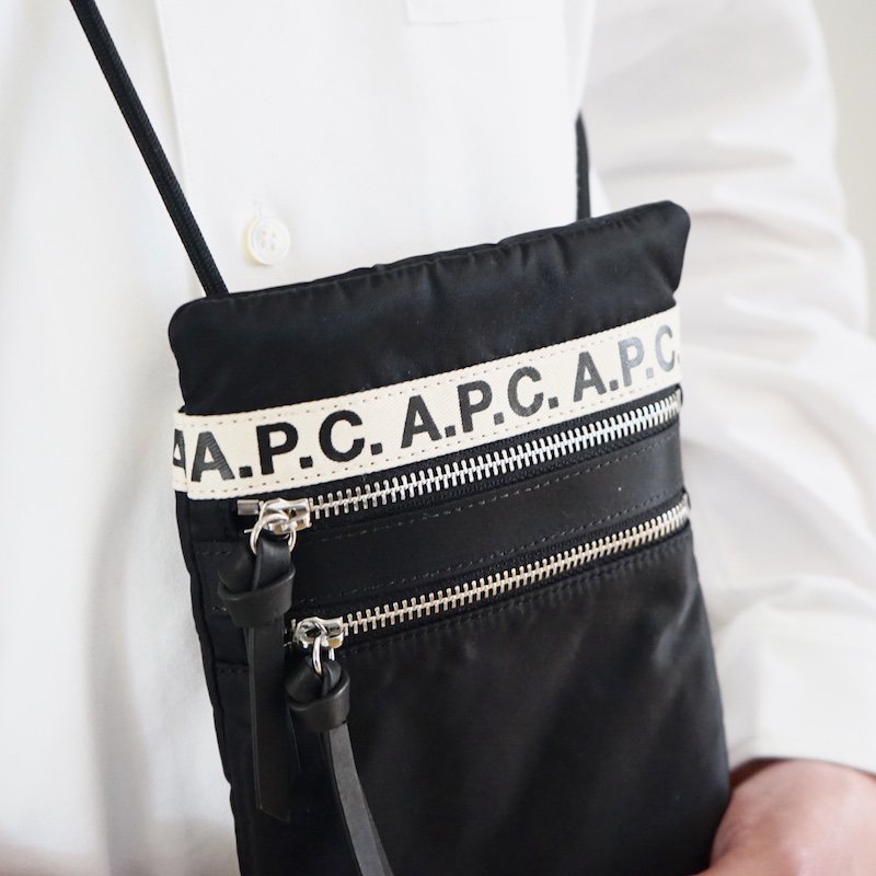 [A.P.C.] アーペーセー ロゴ Repeat ネックポーチ(Black) | INS ONLINE 公式通販サイト