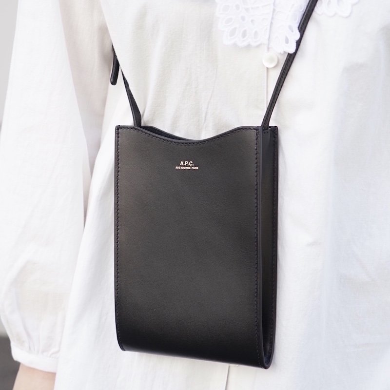 [A.P.C.] アーペーセー Jamie ネックポーチ (Black) | INS ONLINE 公式通販サイト