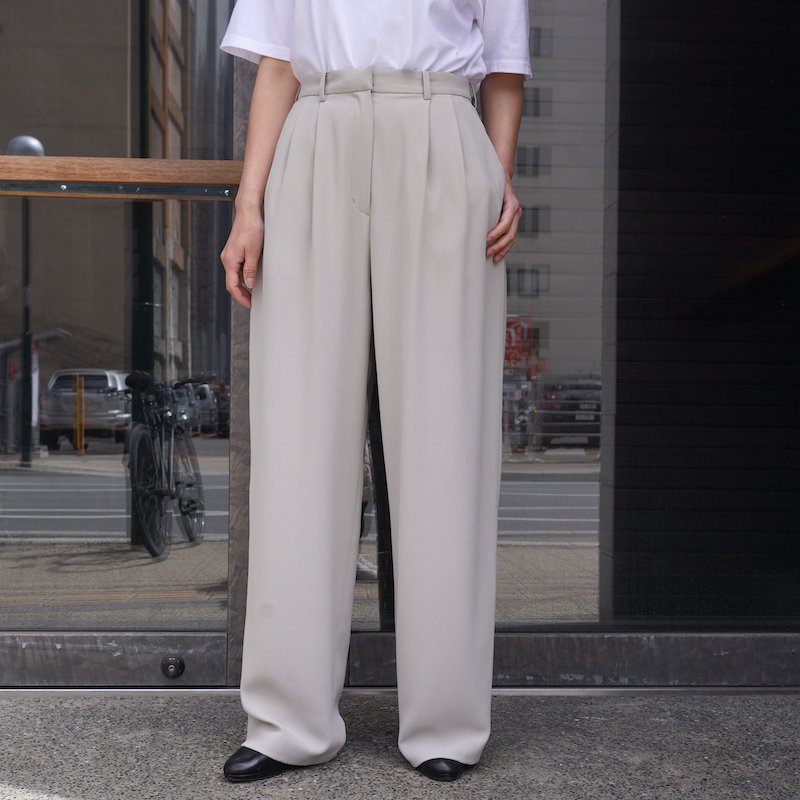 <img class='new_mark_img1' src='https://img.shop-pro.jp/img/new/icons6.gif' style='border:none;display:inline;margin:0px;padding:0px;width:auto;' /> [CLANE] クラネ BASIC TUCK PANTS 14110-7002(GREIGE)