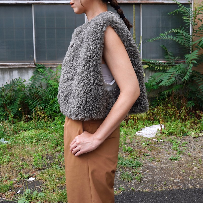 HYKE] ハイク FAUX SHEARLING CROPPED VEST(OLIVE DRAB)