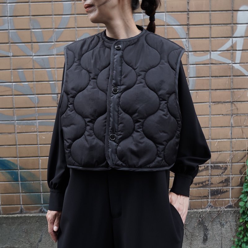 HYKE] ハイク QUILTED CROPPED VEST(BLACK)