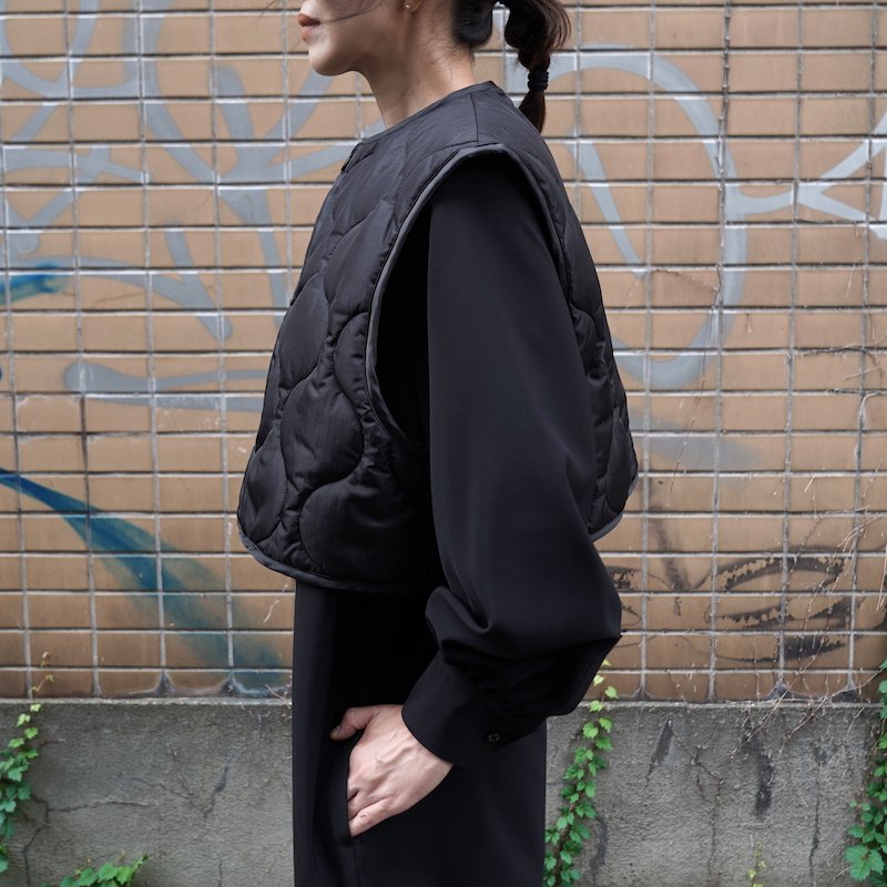 HYKE] ハイク QUILTED CROPPED VEST(BLACK)