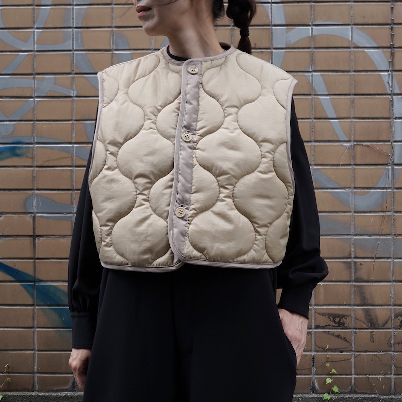 HYKE QUILTED CROPPED VEST 2023AW-