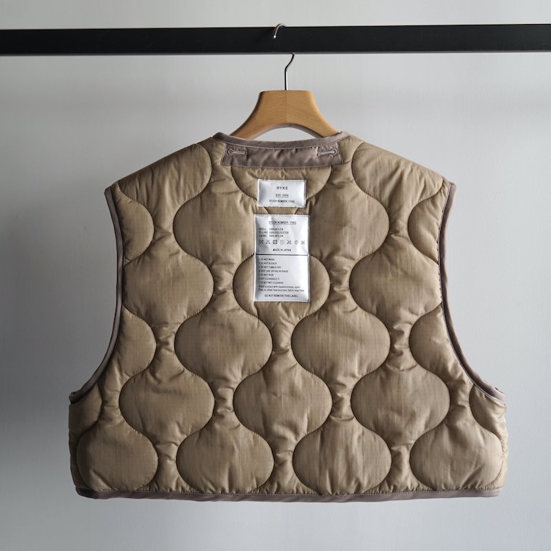 HYKE] ハイク QUILTED CROPPED VEST(BEIGE)