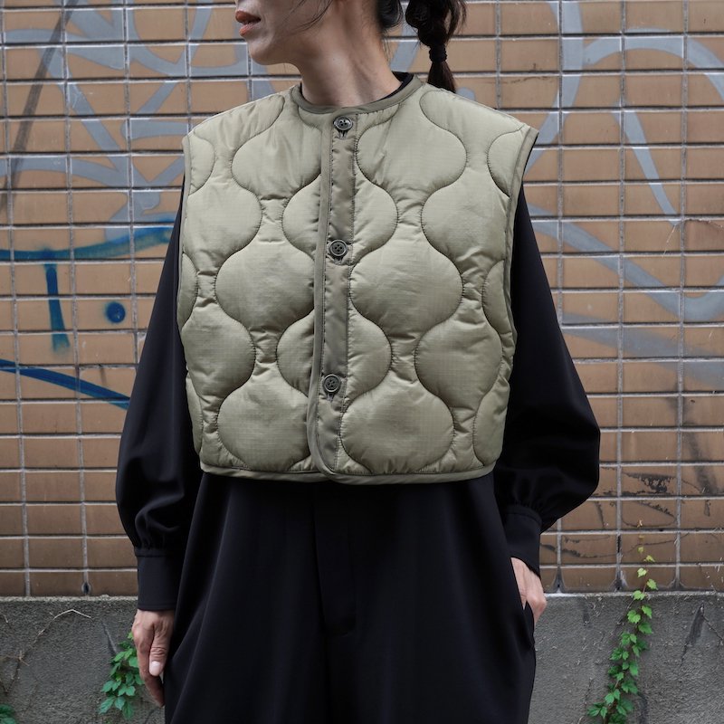 HYKE QUILTED CROPPED VEST オリーブ　キルティングベスト
