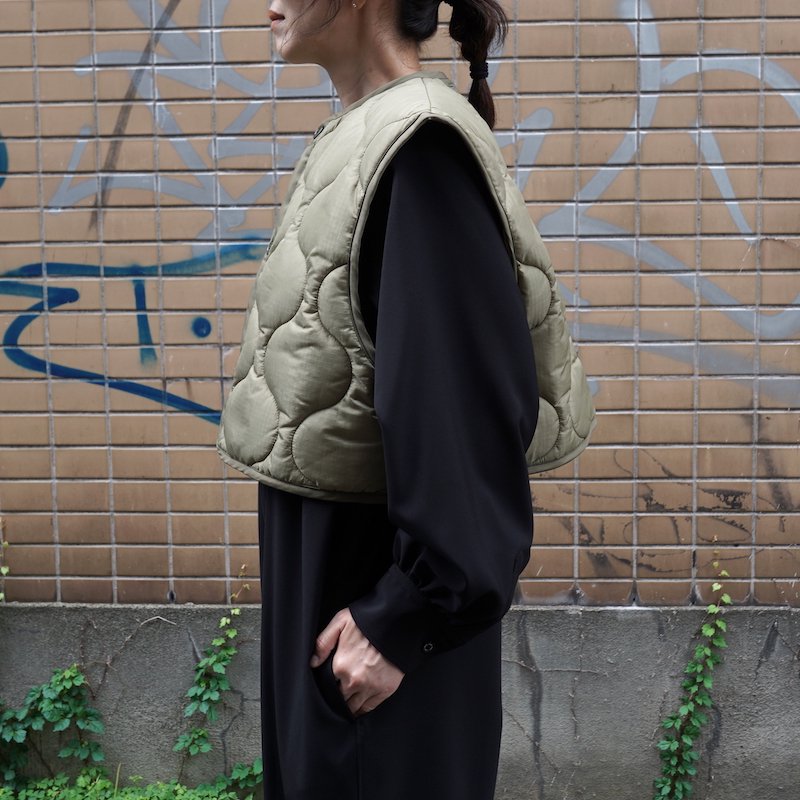 HYKE QUILTED CROPPED VEST オリーブ　キルティングベスト