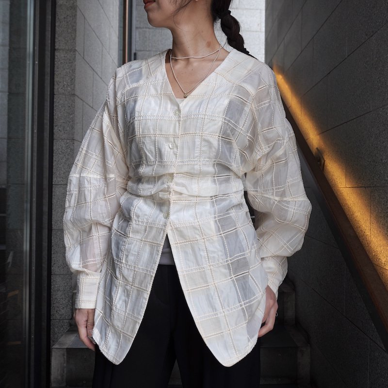 <img class='new_mark_img1' src='https://img.shop-pro.jp/img/new/icons6.gif' style='border:none;display:inline;margin:0px;padding:0px;width:auto;' /> [CLANE]  SHEER CHECK TUCK WAIST BLOUSE(IVORY)