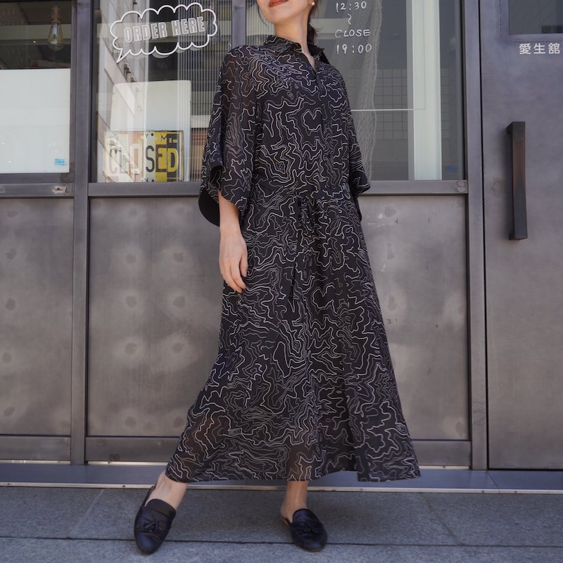<img class='new_mark_img1' src='https://img.shop-pro.jp/img/new/icons6.gif' style='border:none;display:inline;margin:0px;padding:0px;width:auto;' /> [HYKE] ϥ CONTOUR LINE BELL-SLEEVE DRESS(BLACK)