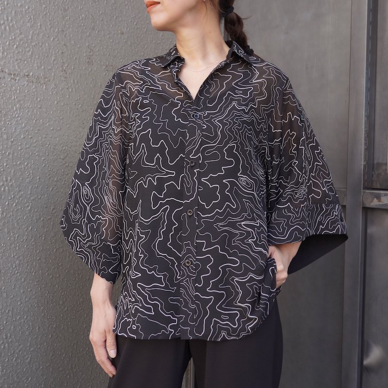 <img class='new_mark_img1' src='https://img.shop-pro.jp/img/new/icons6.gif' style='border:none;display:inline;margin:0px;padding:0px;width:auto;' /> [HYKE] ϥ CONTOUR LINE BELL-SLEEVE SHIRT(BLACK)