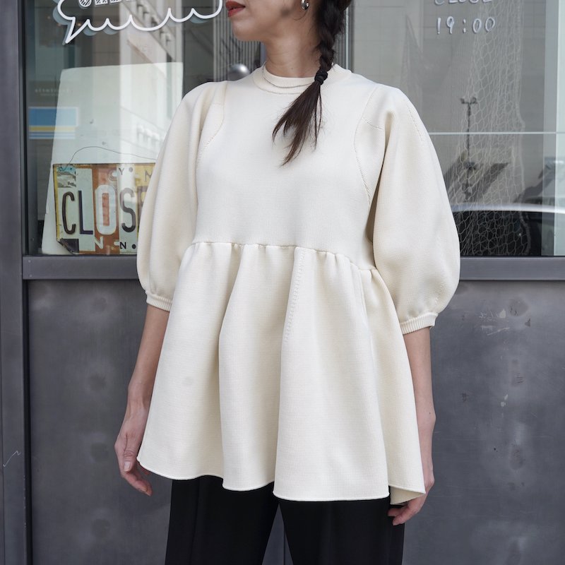 <img class='new_mark_img1' src='https://img.shop-pro.jp/img/new/icons6.gif' style='border:none;display:inline;margin:0px;padding:0px;width:auto;' /> [CLANE]  BALLOON SLEEVE GATHER KNIT TOPS(IVORY)