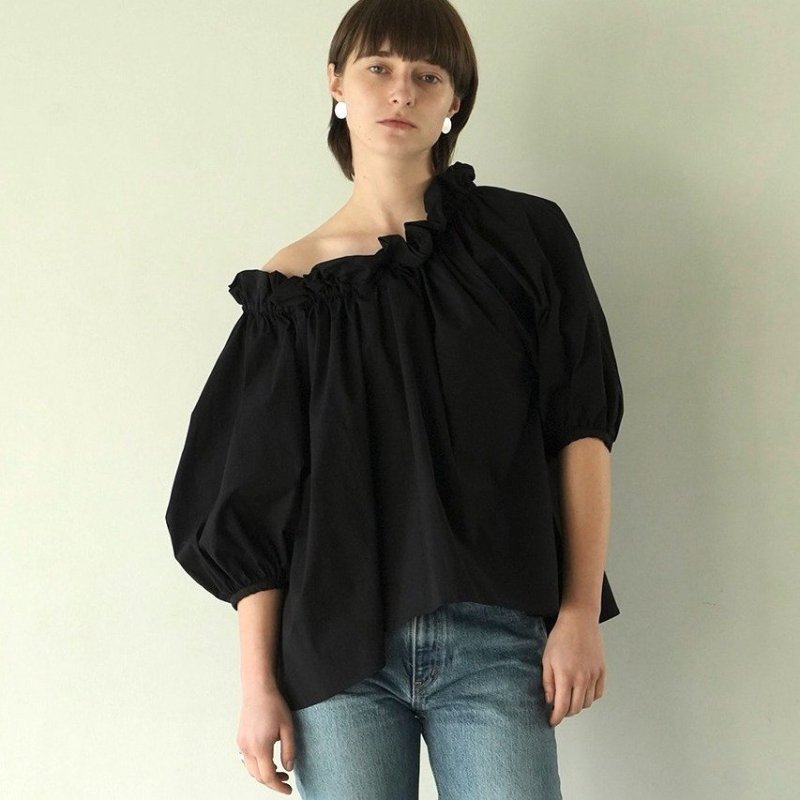<img class='new_mark_img1' src='https://img.shop-pro.jp/img/new/icons50.gif' style='border:none;display:inline;margin:0px;padding:0px;width:auto;' />[CLANE]  2WAY PUFF NECK TOPS(BLACK)