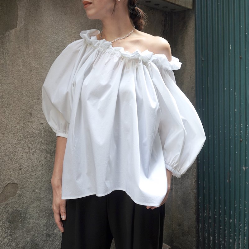 <img class='new_mark_img1' src='https://img.shop-pro.jp/img/new/icons6.gif' style='border:none;display:inline;margin:0px;padding:0px;width:auto;' />[CLANE]  2WAY PUFF NECK TOPS(WHITE)