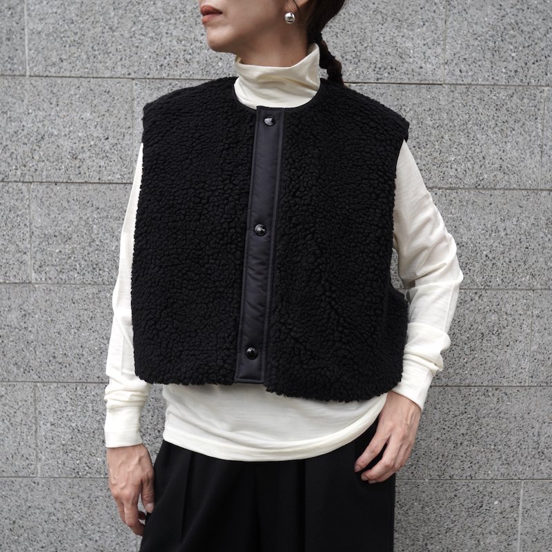 <img class='new_mark_img1' src='https://img.shop-pro.jp/img/new/icons50.gif' style='border:none;display:inline;margin:0px;padding:0px;width:auto;' /> [HYKE] ϥ FAUX SHEARING VEST(BLACK)