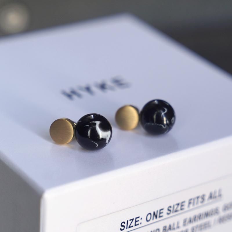 注目■HYKE■大人気 フラットラウンドピアス ゴールド 国内発送 HYKE] ハイク FLAT ROUND AND BALL EARRINGS(GOLD)