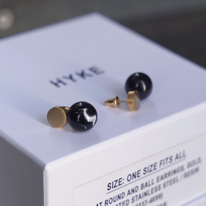 <img class='new_mark_img1' src='https://img.shop-pro.jp/img/new/icons6.gif' style='border:none;display:inline;margin:0px;padding:0px;width:auto;' /> [HYKE] ϥ FLAT ROUND AND BALL EARRINGS(GOLD)