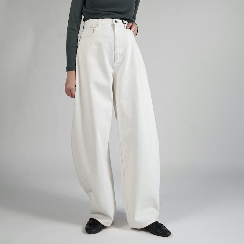 <img class='new_mark_img1' src='https://img.shop-pro.jp/img/new/icons6.gif' style='border:none;display:inline;margin:0px;padding:0px;width:auto;' /> [BOWTE] Х SEA ISLAND COTTON DENIM CURVY PANTS(WHITE)