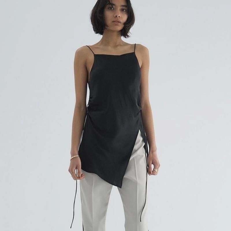 <img class='new_mark_img1' src='https://img.shop-pro.jp/img/new/icons6.gif' style='border:none;display:inline;margin:0px;padding:0px;width:auto;' /> [CLANE]  DRAPE SATIN CAMISOLE TOPS(BLACK)