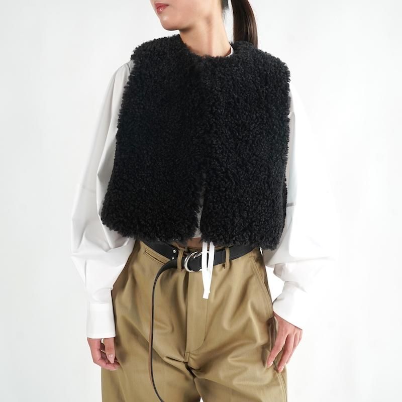 <img class='new_mark_img1' src='https://img.shop-pro.jp/img/new/icons50.gif' style='border:none;display:inline;margin:0px;padding:0px;width:auto;' /> [HYKE] ϥ FAUX SHEARLING CROPPED VEST(BLACK)