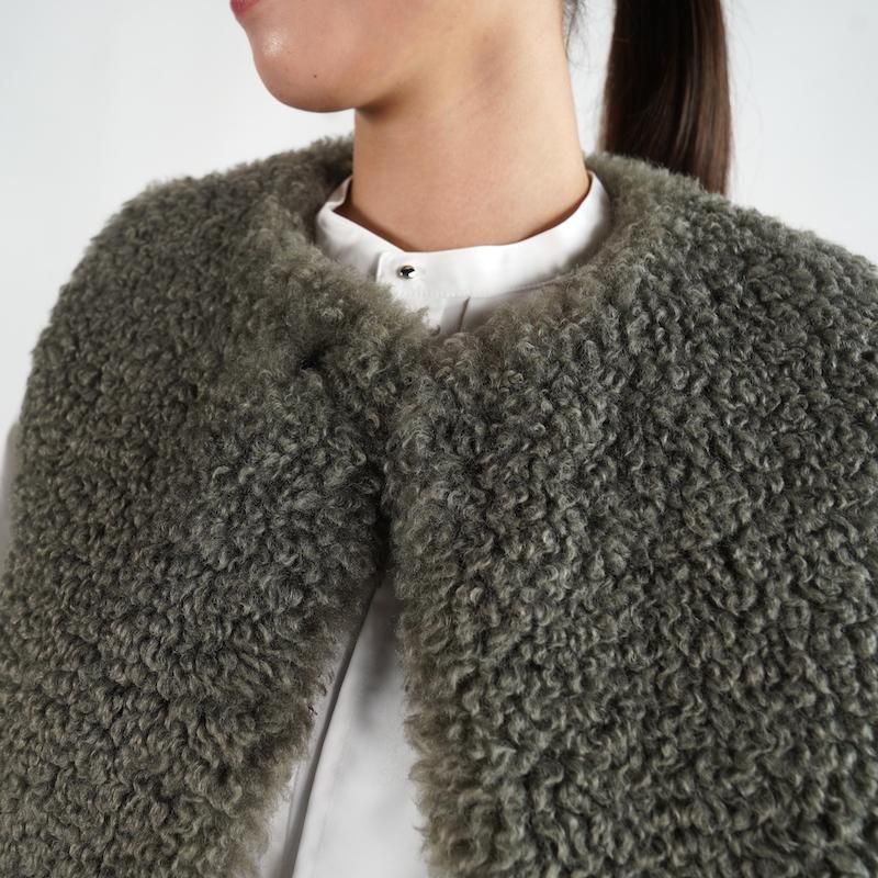 HYKE] ハイク FAUX SHEARLING CROPPED VEST(OLIVE DRAB)