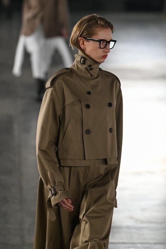 HYKE] ハイク CROPPED TRENCH COAT / BIG FIT(BEIGE)