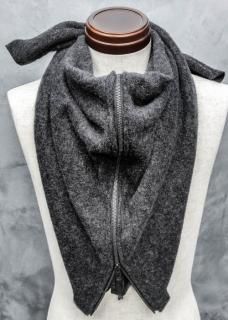 <img class='new_mark_img1' src='https://img.shop-pro.jp/img/new/icons8.gif' style='border:none;display:inline;margin:0px;padding:0px;width:auto;' />Light Melton Wool Zip Stole