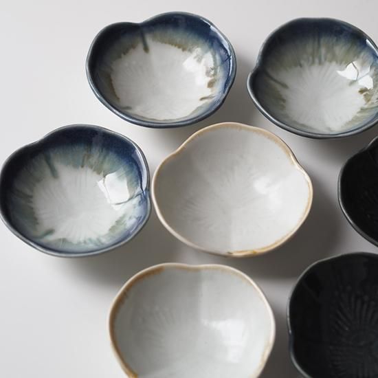 青木さんの緑色の葉模様の皿 青木さんの緑色の葉模様の皿 白刷毛目 8.5号皿(和風