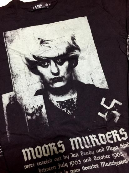 Moor Murders ムーア殺人事件 T Shirts Longsleeve Larva Moor Murders ムーア殺人事件 T Shirts Longsleeve Larva
