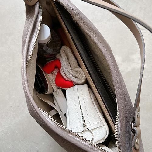 大人気！美品！AKM 希少 山羊革 ゴートレザー ボディバッグ ショルダーバッグ 大人気！美品！AKM 希少 山羊革 ゴートレザー ボディバッグ