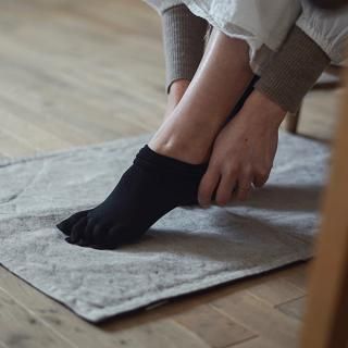 silk five finger socks<img class='new_mark_img2' src='https://img.shop-pro.jp/img/new/icons64.gif' style='border:none;display:inline;margin:0px;padding:0px;width:auto;' />