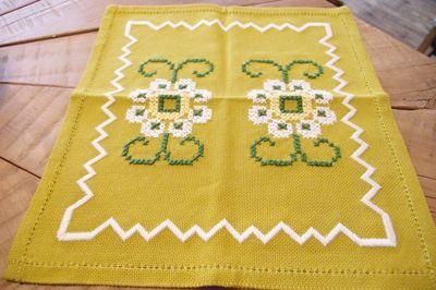 ◆美品 1950年代！スウェーデン刺繍（手縫い）のテーブルクロス 下地：綿素地 模様と糸のグラデーションが美しい、スウェーデン刺繍のやり方