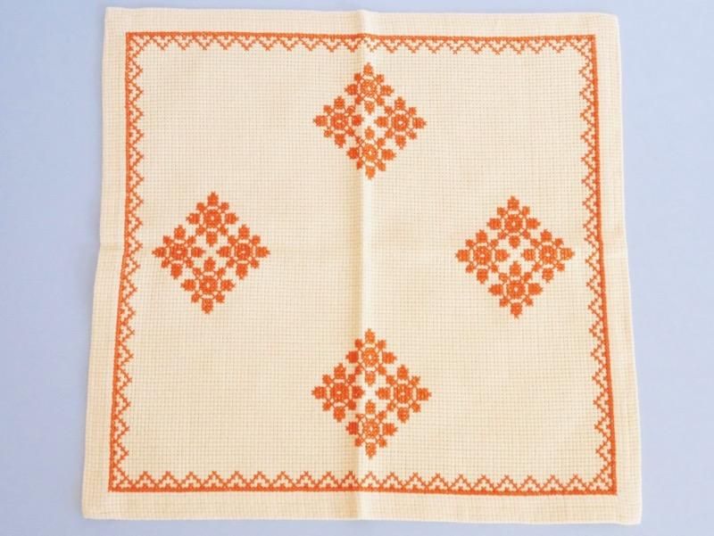 スウェーデン ヴィンテージ 刺繍クロス 赤いお花 ミニテーブル スウェーデン ヴィンテージ 刺繍クロス 赤いお花 ミニテーブル