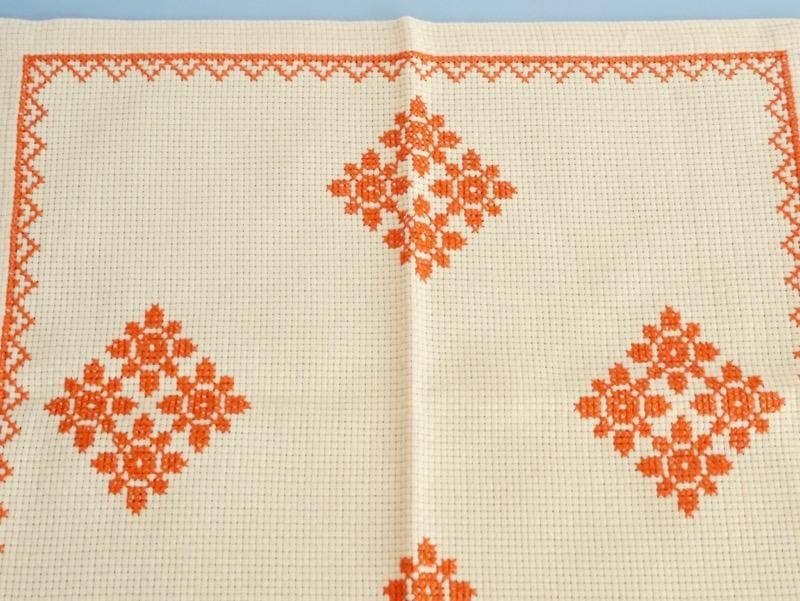 スウェーデン ヴィンテージ 刺繍クロス 赤いお花 ミニテーブル スウェーデン ヴィンテージ 刺繍クロス 赤いお花 ミニテーブル
