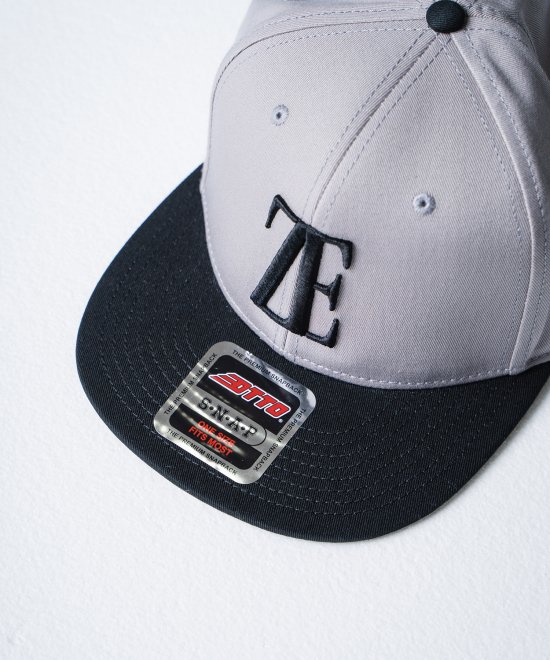 ZE Snapback GRAY<img class='new_mark_img2' src='https://img.shop-pro.jp/img/new/icons20.gif' style='border:none;display:inline;margin:0px;padding:0px;width:auto;' />